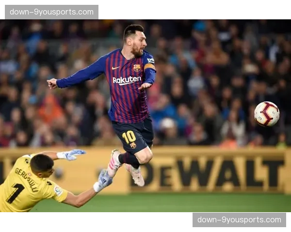 马德里举办“西甲冠军奖杯巡展”，吸引数千名小球迷参观互动