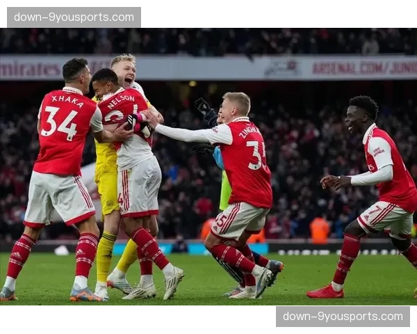 镜头捕捉:阿森纳前锋在丢失球权后立即反抢,成功在对方禁区前沿夺回球权 镜头捕捉:阿森纳前锋在丢失球权后立即反抢,成功在对方禁区前沿夺回球权