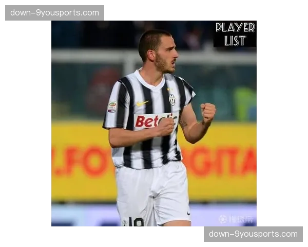 特写：38岁的博努奇在训练中仍亲自示范如何指挥防线在转换中移动